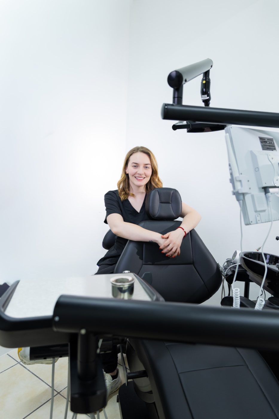 Dra. Teshba Sofía sentada en el sillón dental de FerJam Dent